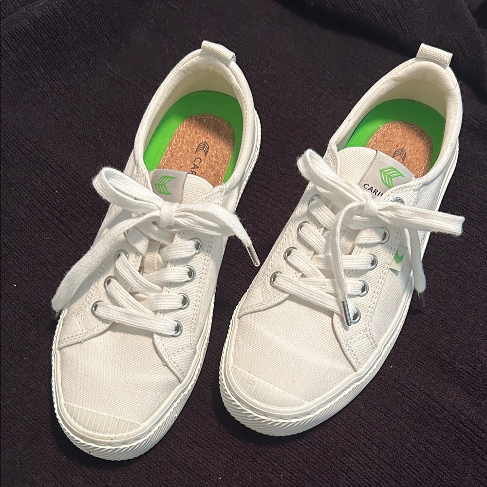 Cariuma White Oca Low Women’s Sneakers